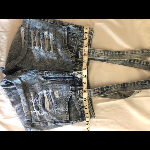 Acid wash jean shorts with detachable suspenders - Picture 4 of 4